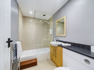 En-suite to Bedroom 4- click for photo gallery